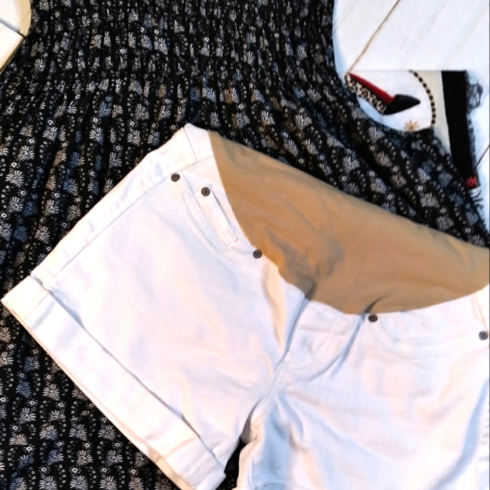 Signature Levi's maternity shorts